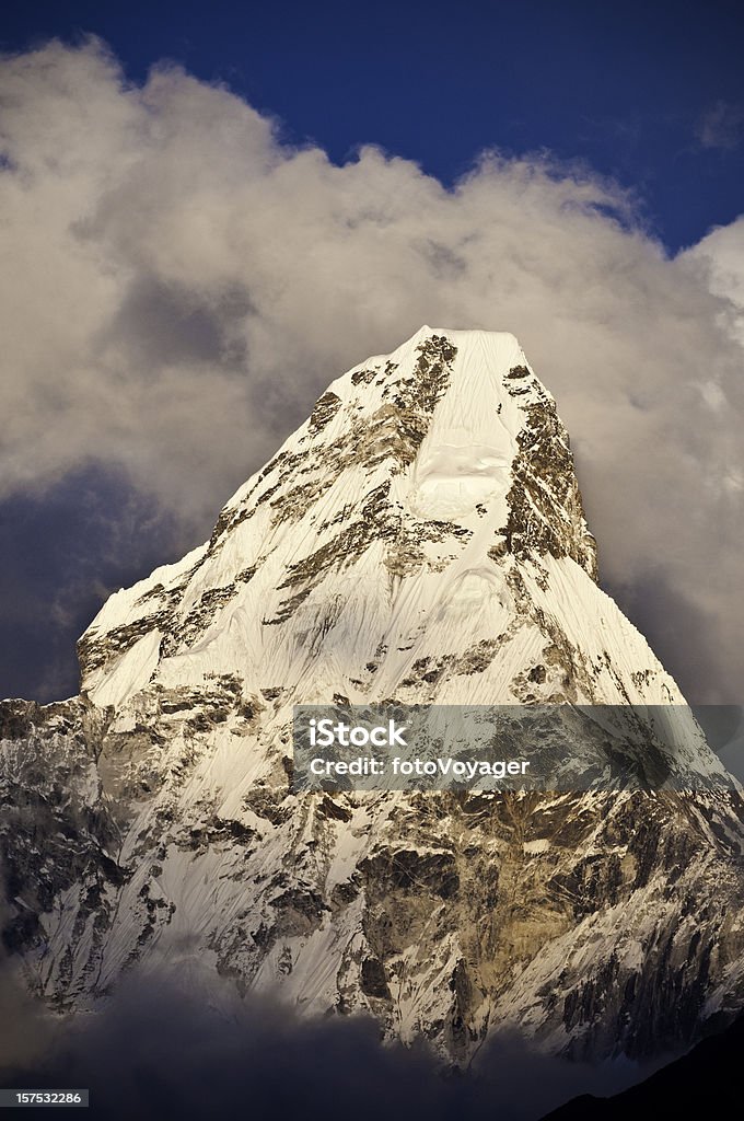 Pôr-do-sol esplêndido pico da montanha de neve geleiras Ama Dablam Himalaia Nepal - Foto de stock de Ama Dablam royalty-free