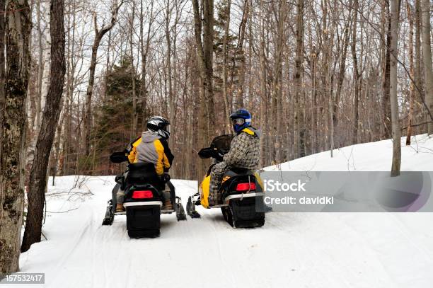 Madre E Figlio In Moda Da Neve - Fotografie stock e altre immagini di Andare in motoslitta - Andare in motoslitta, 40-44 anni, Adulto