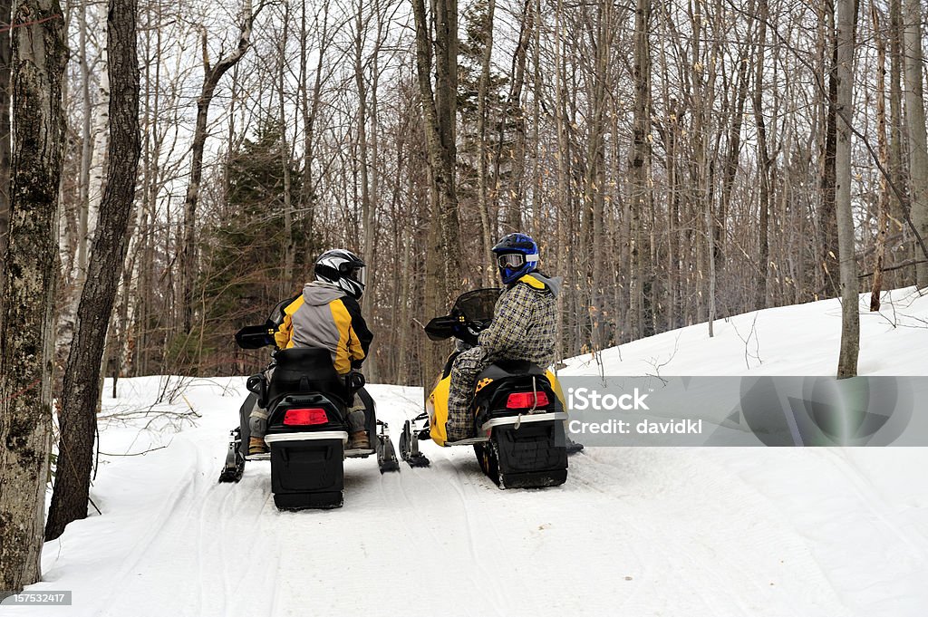母と息子 snowmobiles に - スポーツ スノーモービルのロイヤリティフリーストックフォト