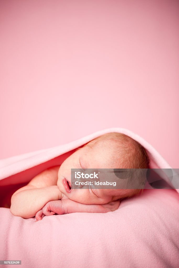 Nouveau-né bébé fille dormir paisiblement Sous couverture rose - Photo de Bébé libre de droits
