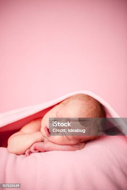 Photo libre de droit de Nouveauné Bébé Fille Dormir Paisiblement Sous Couverture Rose banque d'images et plus d'images libres de droit de Bébé