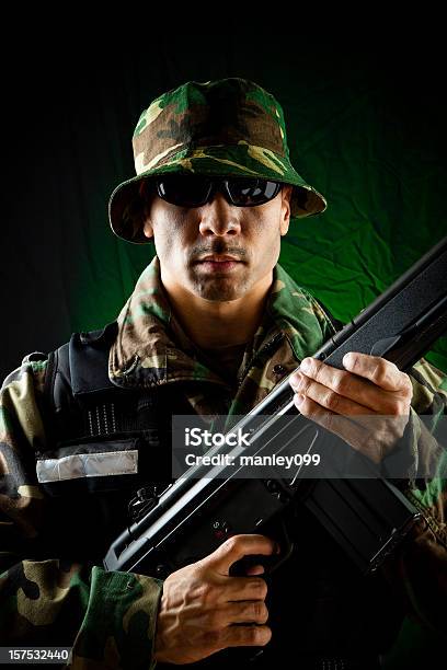 Soldado Com O Rifle Retrato Atirador - Fotografias de stock e mais imagens de Arma de Fogo - Arma de Fogo, Atirador, Camuflagem - Padrão