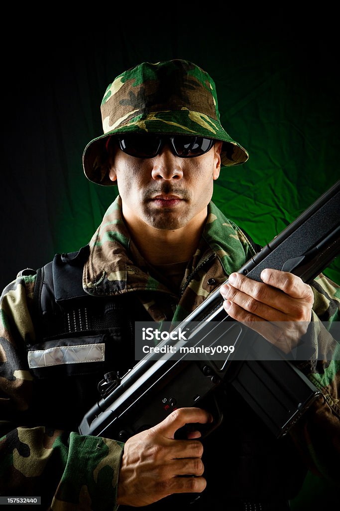 Солдат с Снайпер, как винтовка Портрет - Стоковые фото Армия роялти-фри