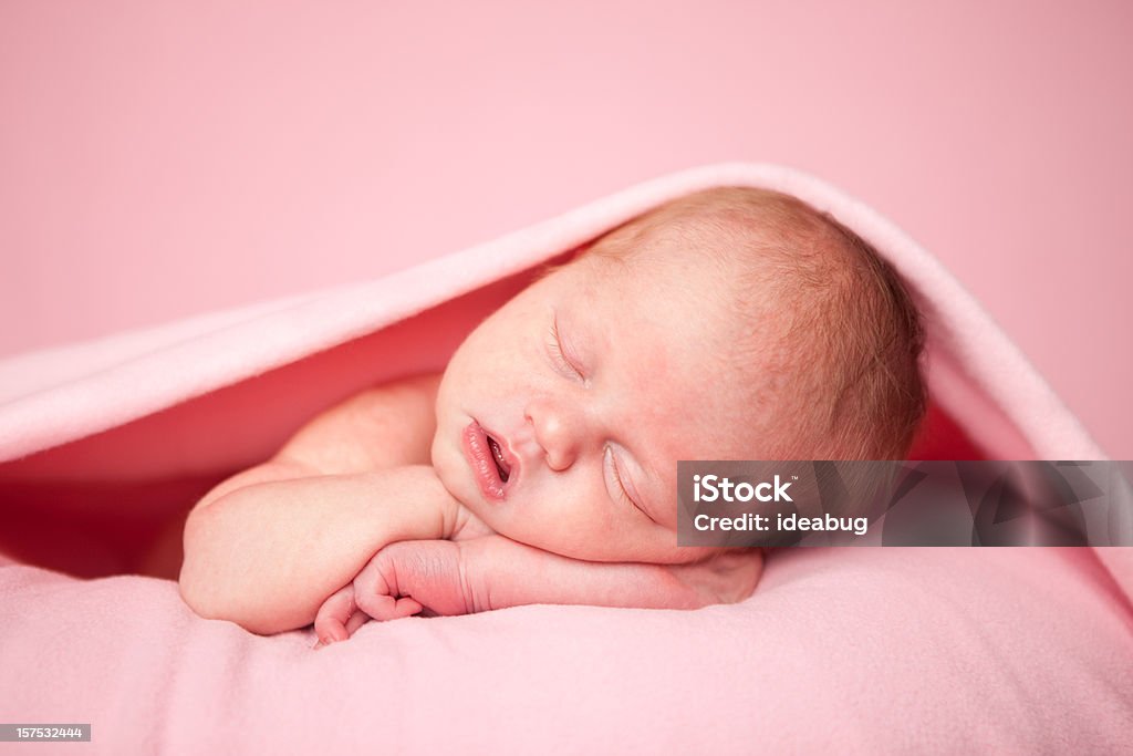 Ragazza neonato dorme pacificamente sotto coperta rosa - Foto stock royalty-free di 0-1 Mese