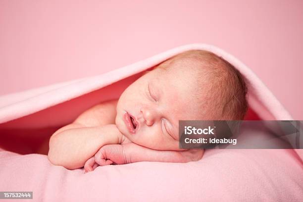 Ragazza Neonato Dorme Pacificamente Sotto Coperta Rosa - Fotografie stock e altre immagini di 0-1 Mese