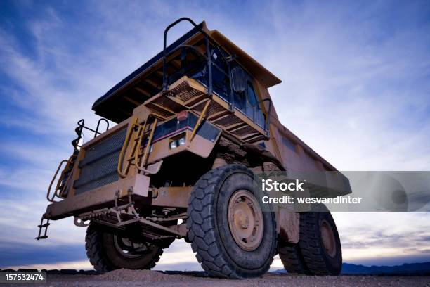 Equipos Pesados Camión De Descarga Foto de stock y más banco de imágenes de Minería - Minería, Vista de ángulo bajo, Herramientas profesionales