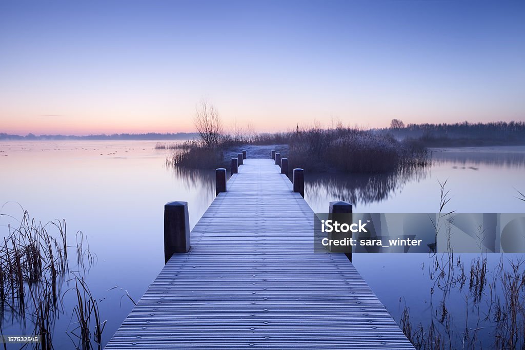 Passeio de Tábuas em um Lago ao nascer do sol no inverno, Holanda - Royalty-free Inverno Foto de stock