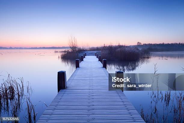 Foto de Orla Em Um Lago Ao Amanhecer No Inverno Holanda e mais fotos de stock de Inverno - Inverno, Molhe, Passeio de tábuas