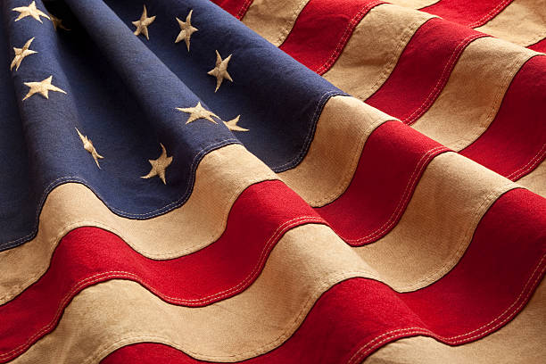 grunge drapeau américain betsy ross de 13 étoiles et rayures - style du xviiième siècle photos et images de collection