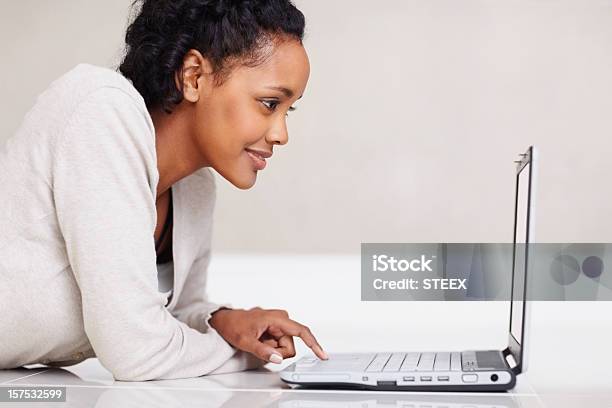 Młoda Kobieta Pracuje Na Laptopie - zdjęcia stockowe i więcej obrazów 20-24 lata - 20-24 lata, 20-29 lat, Afrykanin