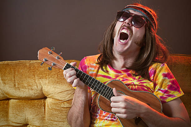 canta hippy hombre con ukulele - hombre feo fotografías e imágenes de stock