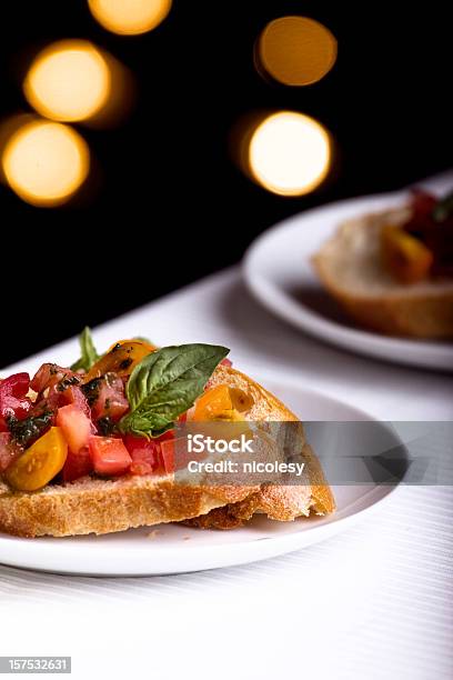 Brusqueta - Fotografias de stock e mais imagens de Canapé - Lanche - Canapé - Lanche, Classe Alta, Alho