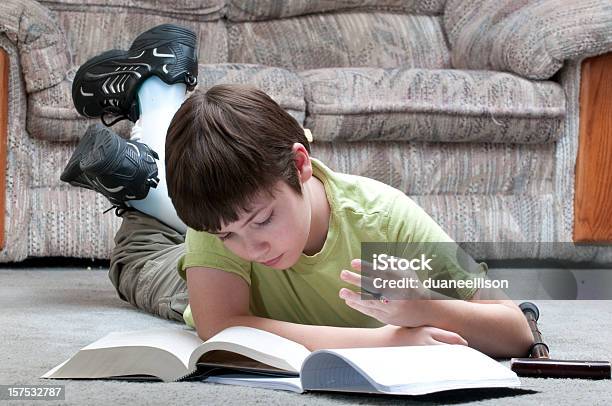 Young Boy 研究床に宿題 - レッグブレースのストックフォトや画像を多数ご用意 - レッグブレース, 子供, 子供時代
