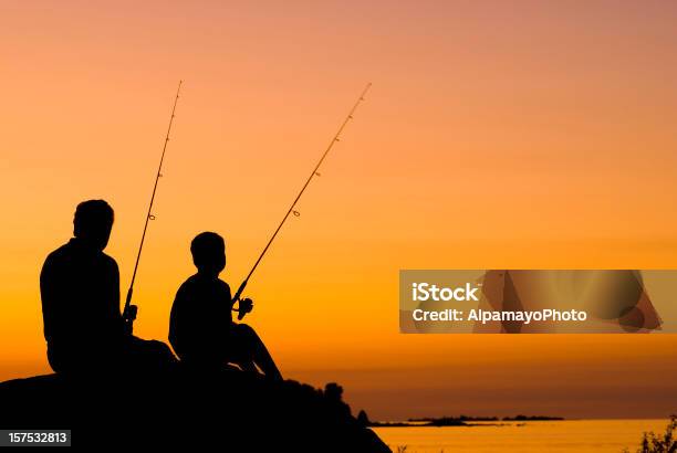 Little Boy Y Su Abuelo Pesca En El Crepúsculoiii Foto de stock y más banco de imágenes de Pescar - Pescar, Silueta, Puesta de sol