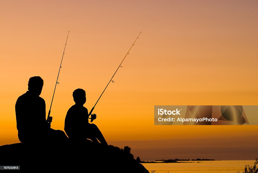 Pequeno Menino e o avô pesca ao pôr do sol-III - Royalty-free Pesca Foto de stock