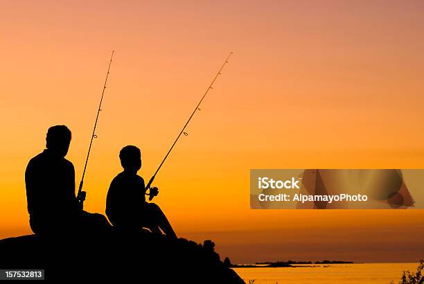 Pequeno Menino E O Avô Pesca Ao Pôr Do Soliii - Fotografias de stock e mais imagens de Pesca - Pesca, Silhueta, Pôr-do-sol
