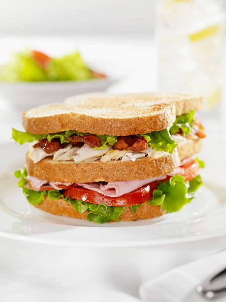 клубный сэндвич с садовым салатом - sandwich club sandwich ham turkey стоковые фото и изображения