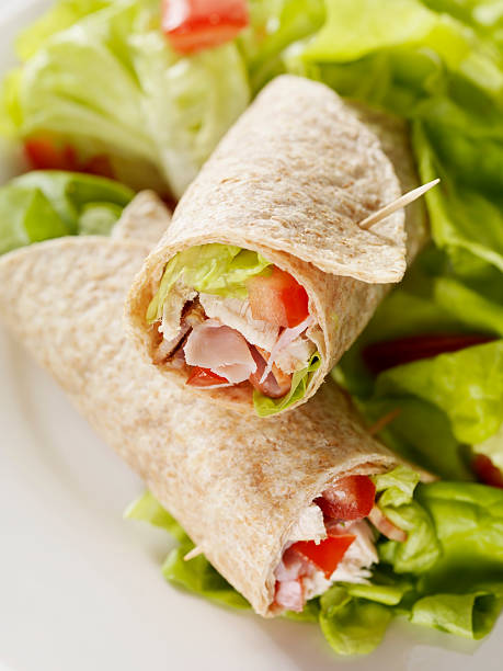 club papel de embrulho da sanduíche com salada de jardim - take out food fast food vertical tomato imagens e fotografias de stock