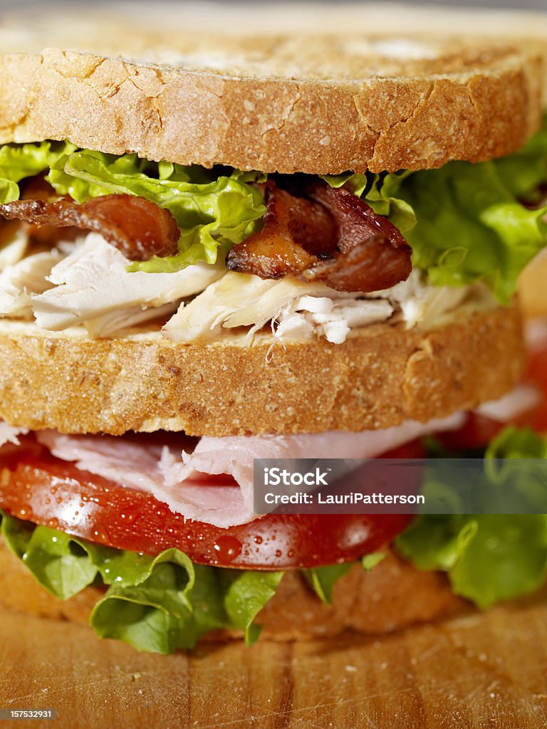 Club Sandwich su un tagliere - Foto stock royalty-free di Sandwich a strati