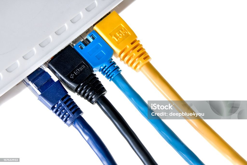 接続します。ケーブル pluggeg の lan ルータ、ホワイト - ケーブル線のロイヤリティフリーストックフォト