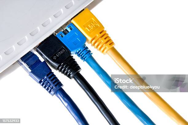接続しますケーブル Pluggeg の Lan ルータホワイト - ケーブル線のストックフォトや画像を多数ご用意 - ケーブル線, ハブキャップ, ルーター