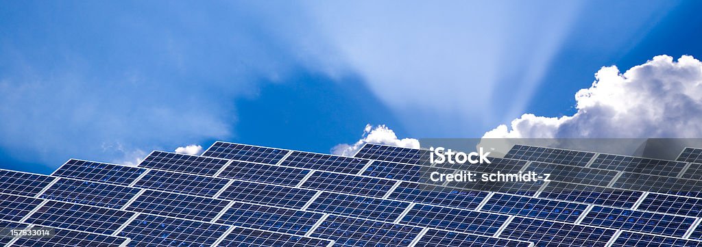 Solarenergie Panels mit Dramatischer Himmel - Lizenzfrei Panorama Stock-Foto