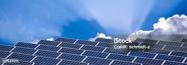 Solarenergie Panels Mit Dramatischer Himmel Stockfoto und mehr Bilder von Panorama - Panorama, Solarkraftwerk, Sonnenenergie