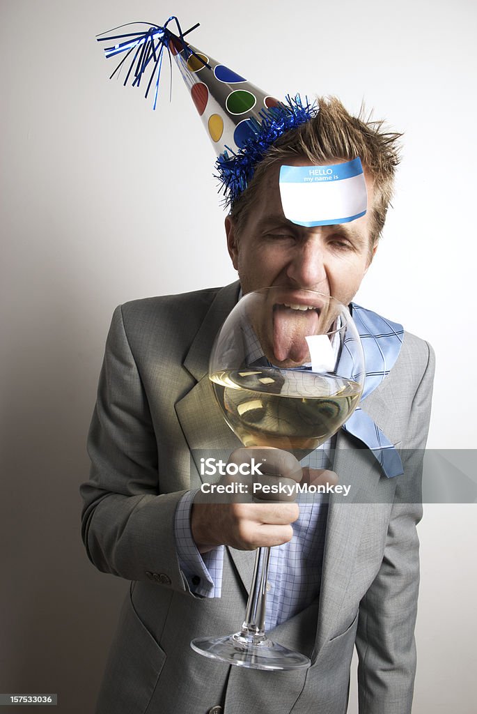 Ubriaco ufficio lavoratore Uomo d'affari un drink alla festa - Foto stock royalty-free di Vigilia di Capodanno