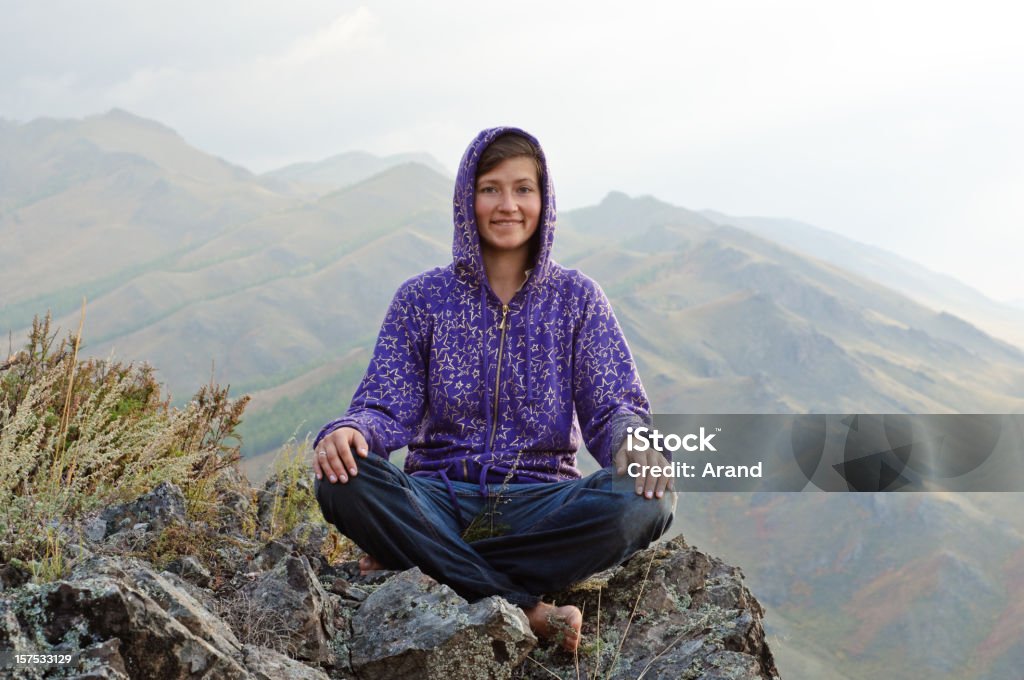 yoga in montagne - Foto stock royalty-free di Adulto