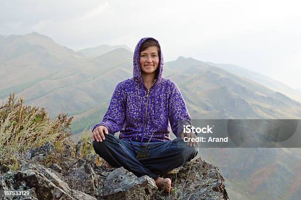 요가 In 산 건강한 생활방식에 대한 스톡 사진 및 기타 이미지 - 건강한 생활방식, 계곡, 고요한 장면