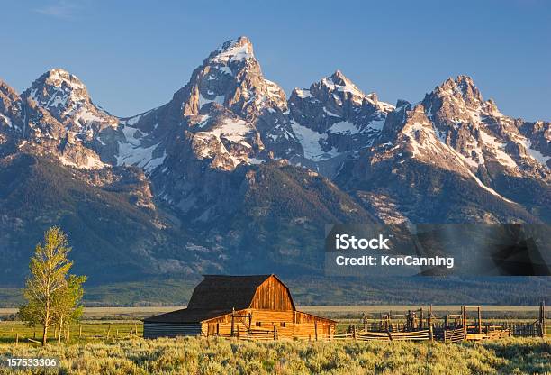 Photo libre de droit de Grange Et Les Montagnes banque d'images et plus d'images libres de droit de Jackson Hole - Jackson Hole, Vallée, Parc National du Grand Teton