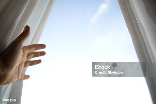 Öffnen Sie Die Vorhänge Stockfoto und mehr Bilder von Vorhang - Vorhang, Entdeckung, Offen - Allgemeine Beschaffenheit