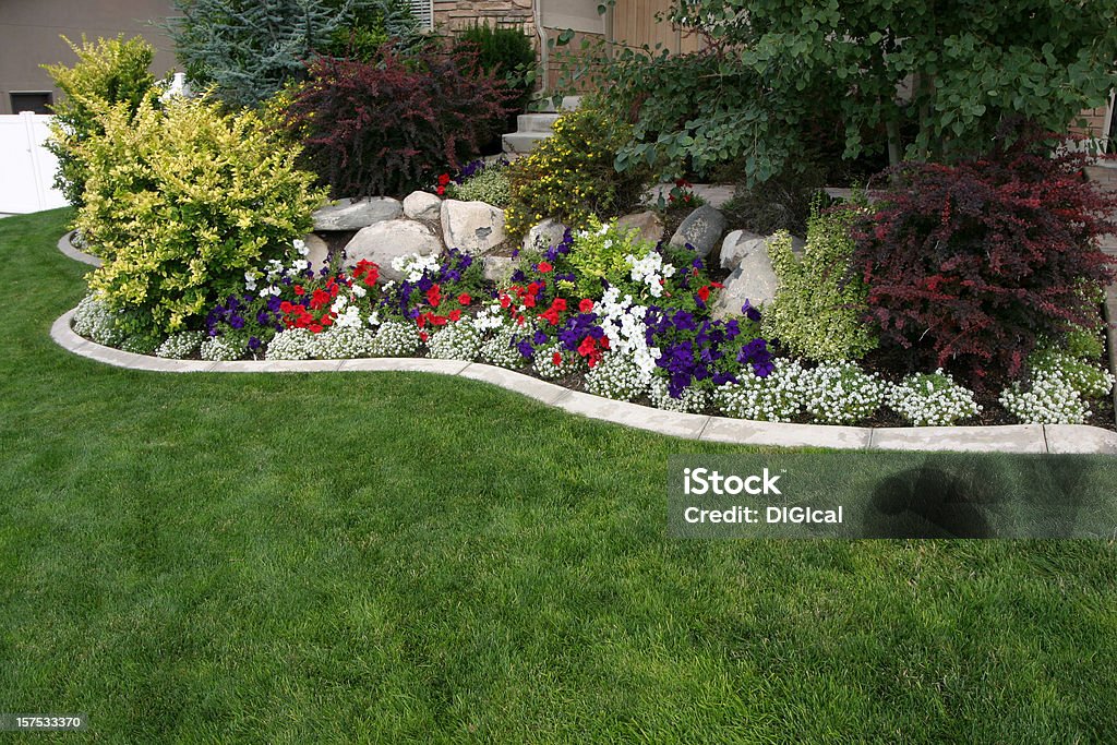 Cortile giardino - Foto stock royalty-free di Landscaped