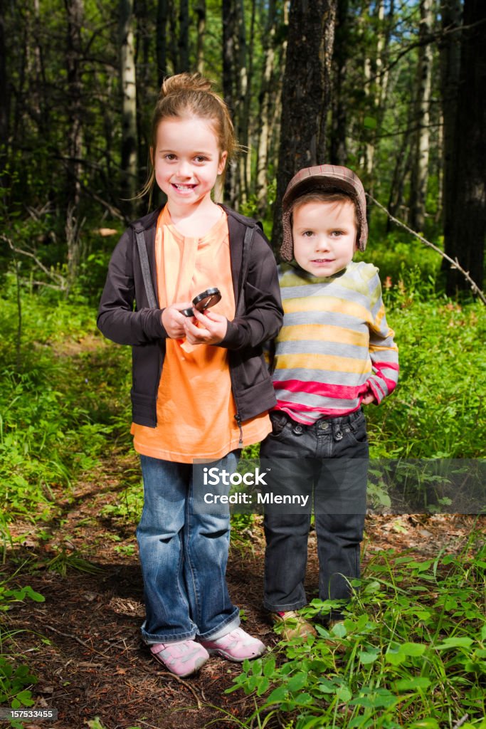 Jovem Scouts, crianças na floresta de retrato - Foto de stock de Associação de Escoteiros royalty-free