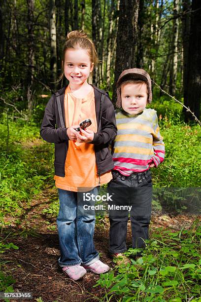 Foto de Jovem Scouts Crianças Na Floresta De Retrato e mais fotos de stock de Associação de Escoteiros - Associação de Escoteiros, Bússola, Criança