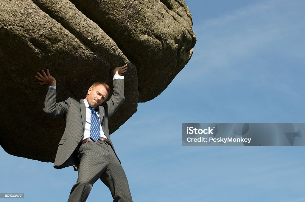 Empresario elevación enormes dificultades de Boulder al aire libre en el último piso - Foto de stock de Sísifo libre de derechos