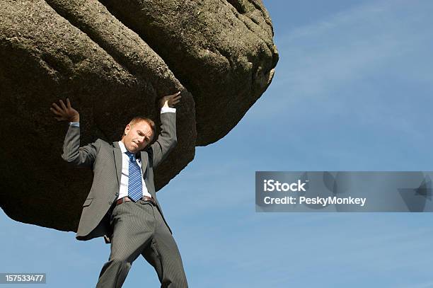 Empresario Elevación Enormes Dificultades De Boulder Al Aire Libre En El Último Piso Foto de stock y más banco de imágenes de Sísifo