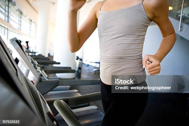 Correr En La Máquina Trotadora Foto de stock y más banco de imágenes de Actividad - Actividad, Actividad de fin de semana, Actividad física