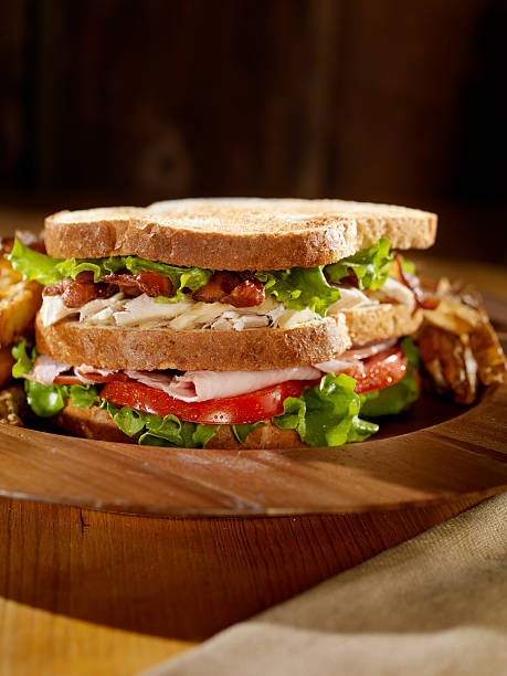 tostato club sandwich con patatine fritte - club sandwich sandwich french fries turkey foto e immagini stock