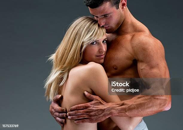 살색 근육질의 남자 안기 깨지기 쉬운 여자 Xxxl 2명에 대한 스톡 사진 및 기타 이미지 - 2명, 가냘픈, 감탄