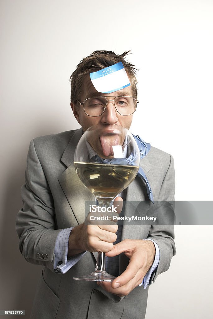 Bêbedo Empresário Lamber com enorme copo de vinho branco fundo - Royalty-free 2012 Foto de stock