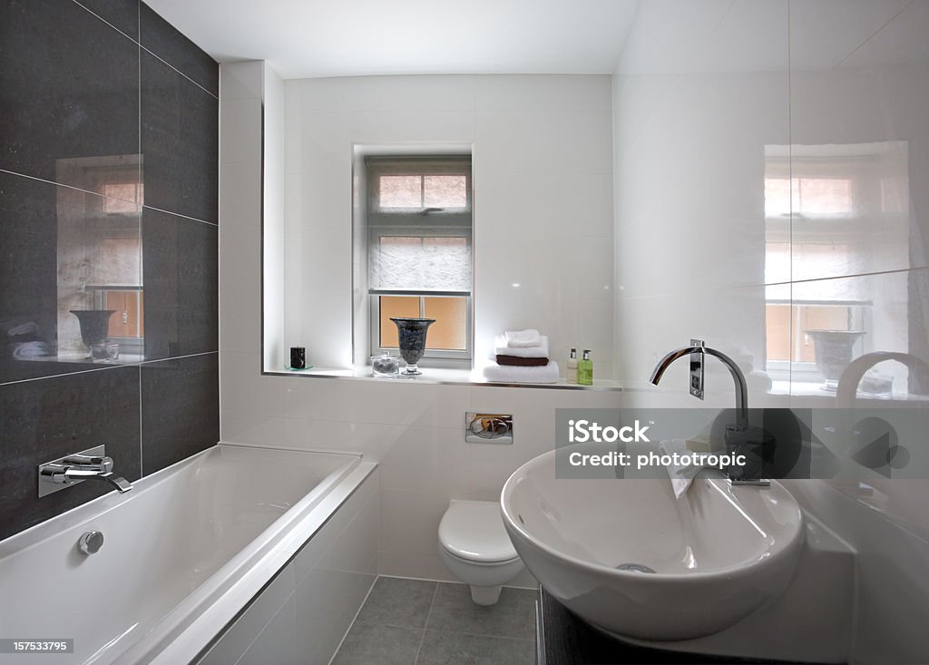 Salle de bains de luxe dans un nouveau chez-vous - Photo de Salle de bains et toilettes libre de droits