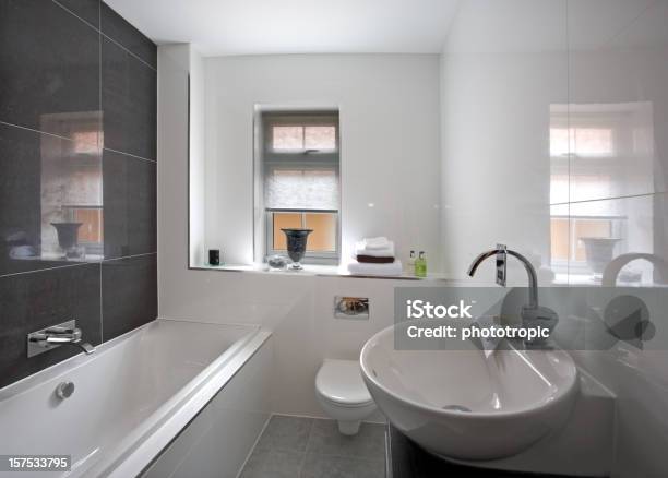 Bagno Di Lusso In Una Nuova Casa - Fotografie stock e altre immagini di Bagno - Bagno, Acciaio inossidabile, Ambientazione interna