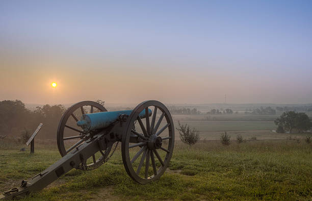 sonnenaufgang bei gettysburg - battlefield stock-fotos und bilder