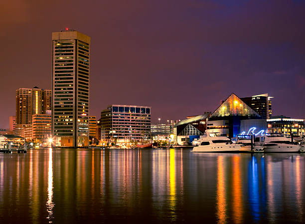 baltimore inner harbor cena noturna - baltimore maryland inner harbor skyline - fotografias e filmes do acervo