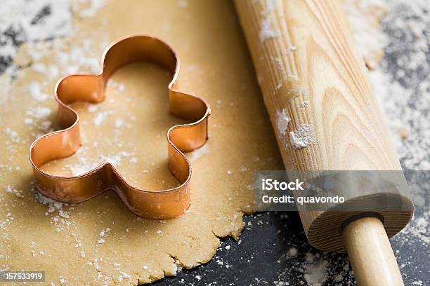 Backen Zuckergebäck Mit Lebkuchenmann Cookiecutter In Teig Stockfoto und mehr Bilder von Lebkuchenmann