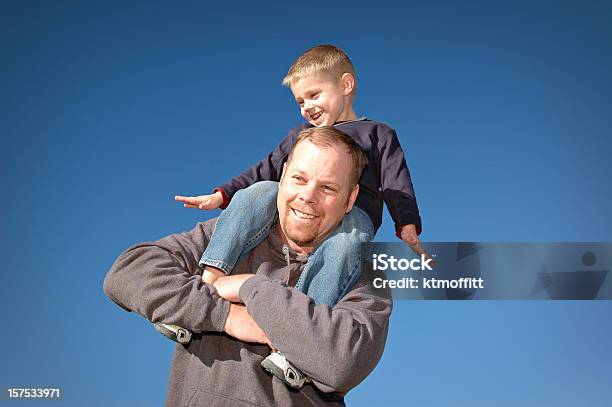 Mały Chłopiec Śmiać Się Na Tatas Ramionach - zdjęcia stockowe i więcej obrazów Bluza - Bluza, Rodzina, 2-3 lata