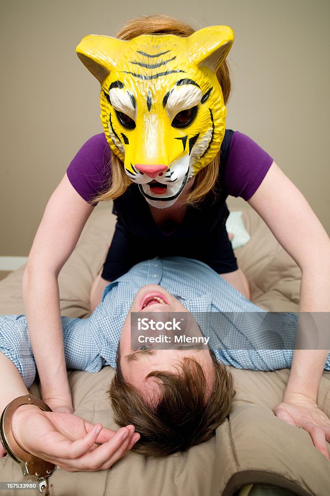 Paar Portrait Kuriose Tiger, Handschellen und einem Schlafzimmer - Lizenzfrei Bett Stock-Foto