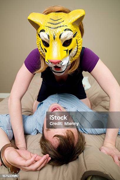 Paar Portrait Kuriose Tiger Handschellen Und Einem Schlafzimmer Stockfoto und mehr Bilder von Bett