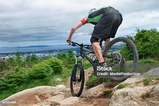 Andare In Mountain Bike - Fotografie stock e altre immagini di Abbigliamento sportivo - Abbigliamento sportivo, Abilità, Adulto